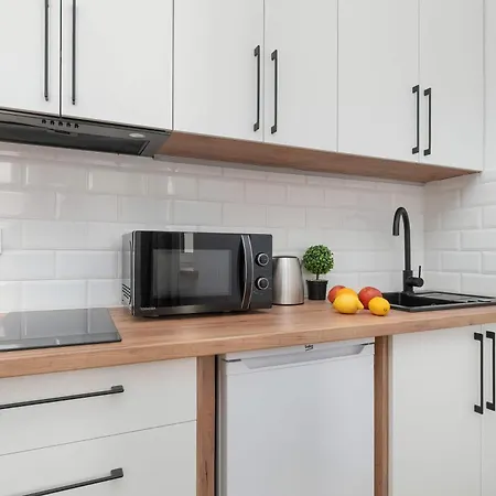 Modern In The Center Of By Renters Appartement