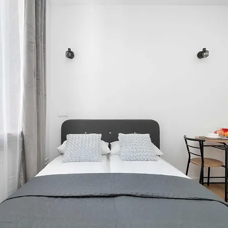 Modern In The Center Of By Renters Appartement *