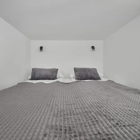 Modern In The Center Of By Renters Appartamento *